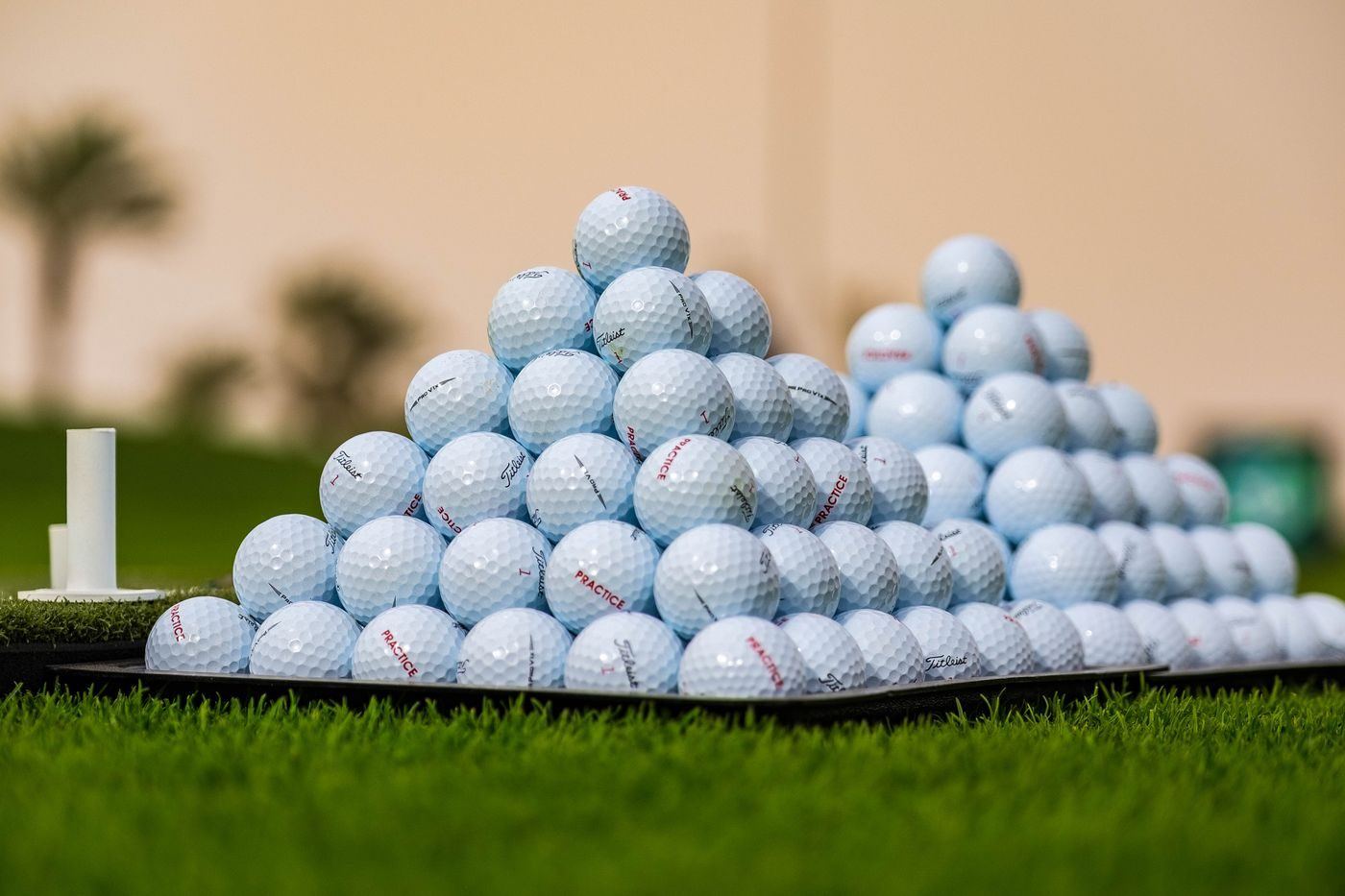 Pyramides de balles de golf sur un tapis de practice
