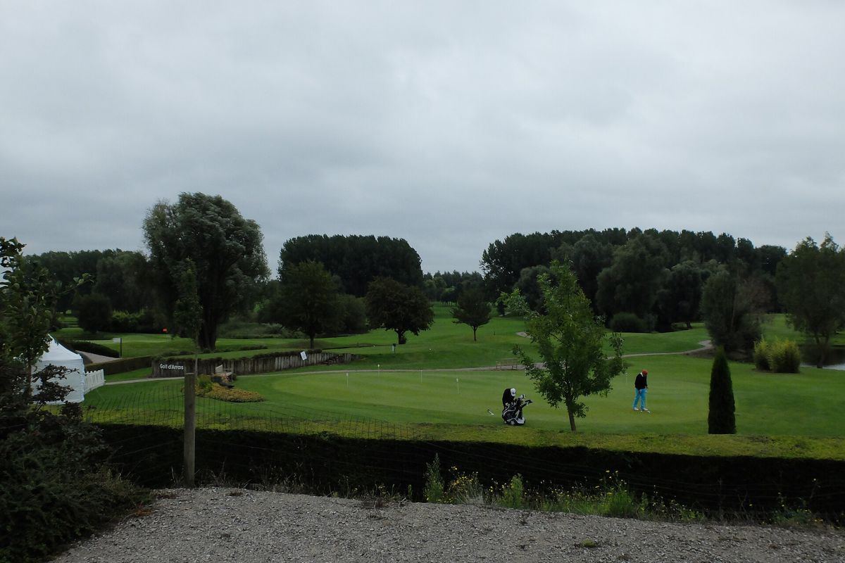 Joueurs sur un green du Golf d'Arras, au milieu des arbres