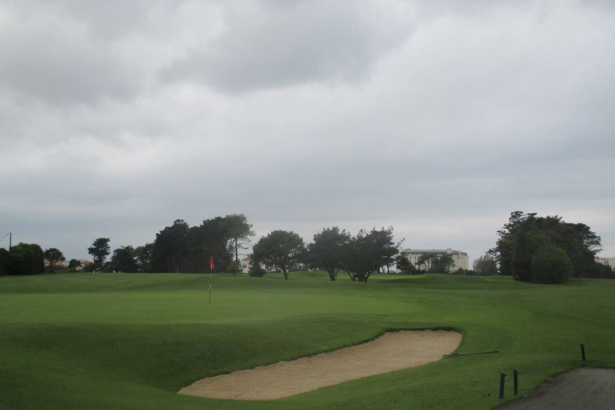 Green et bunker du Golf du Phare à Biarritz, sous un ciel couvert
