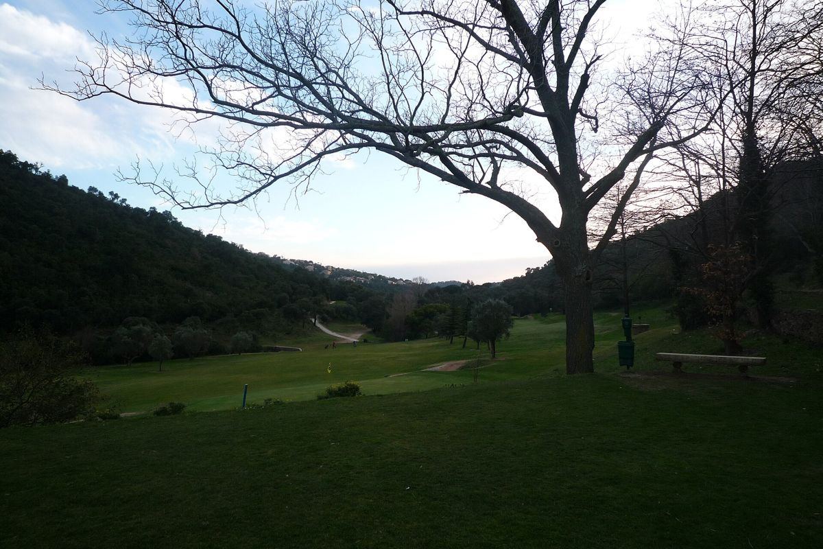 Fairway du Golf de Valcros entre les collines boisées du Var, en hiver