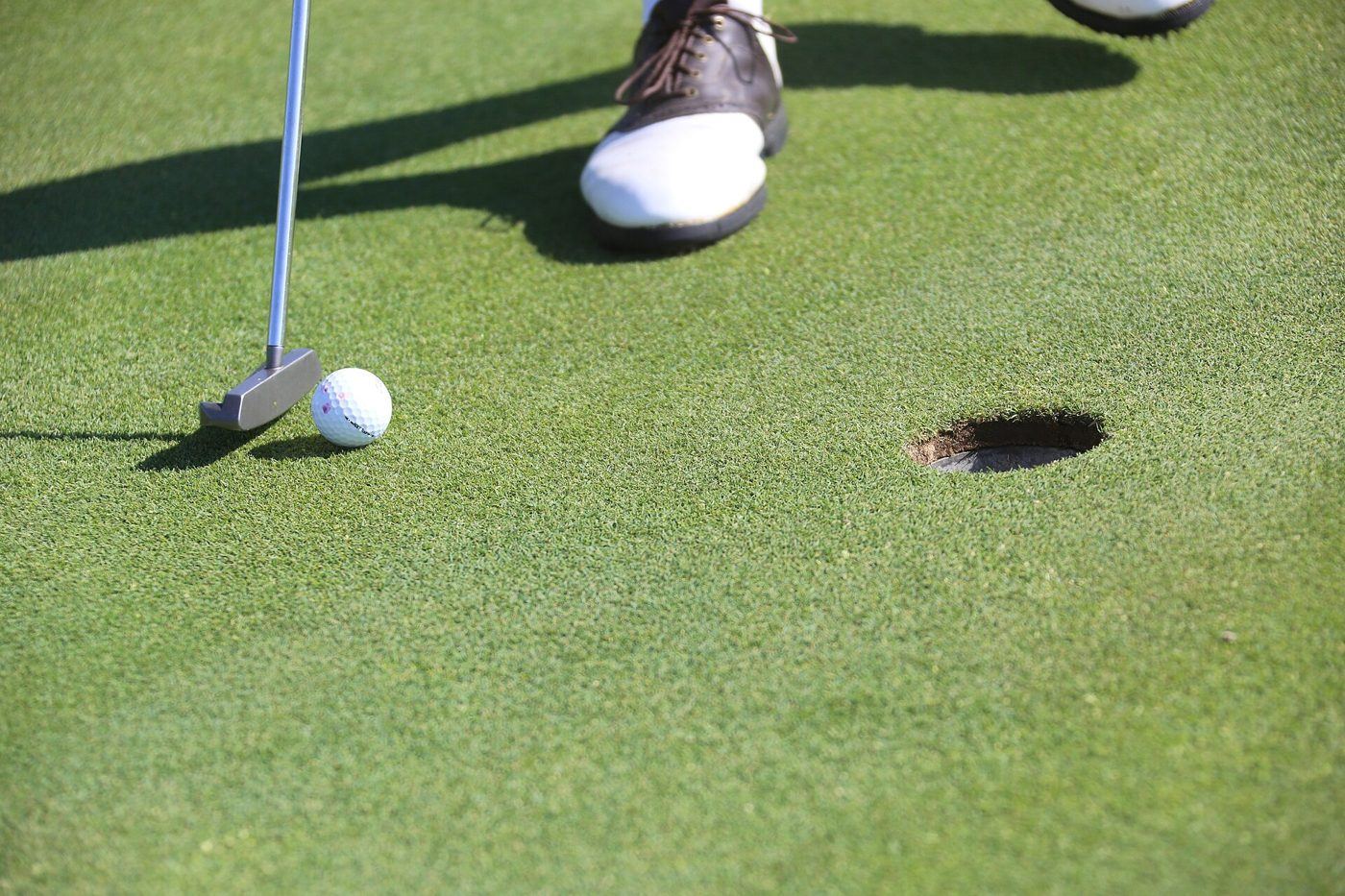 Putter derrière une balle sur le green